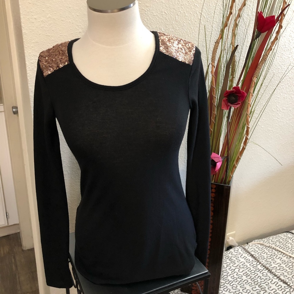Long sleeve blouse with sequins design on shoulder